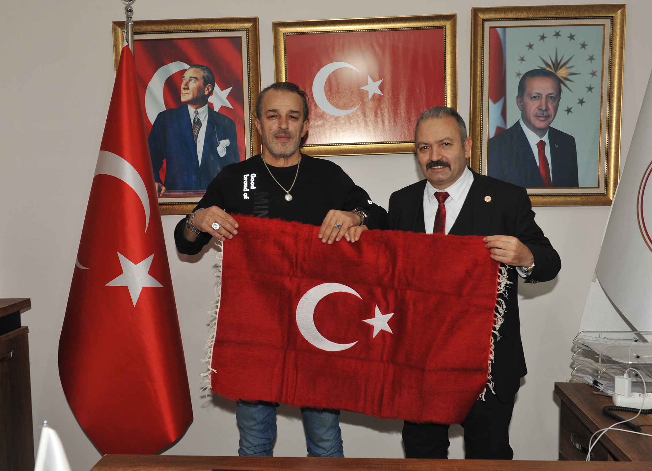 Gözbebeğimiz gururumuz @ayyildiztim.com.tr Ayyıldız Tim Siber Savunma dan değerli dostum İshak Metehan ın ziyareti ile mutlu olduk. Kahraman camiamıza sonsuz desteklerinden dolayı teşekkür ediyorum